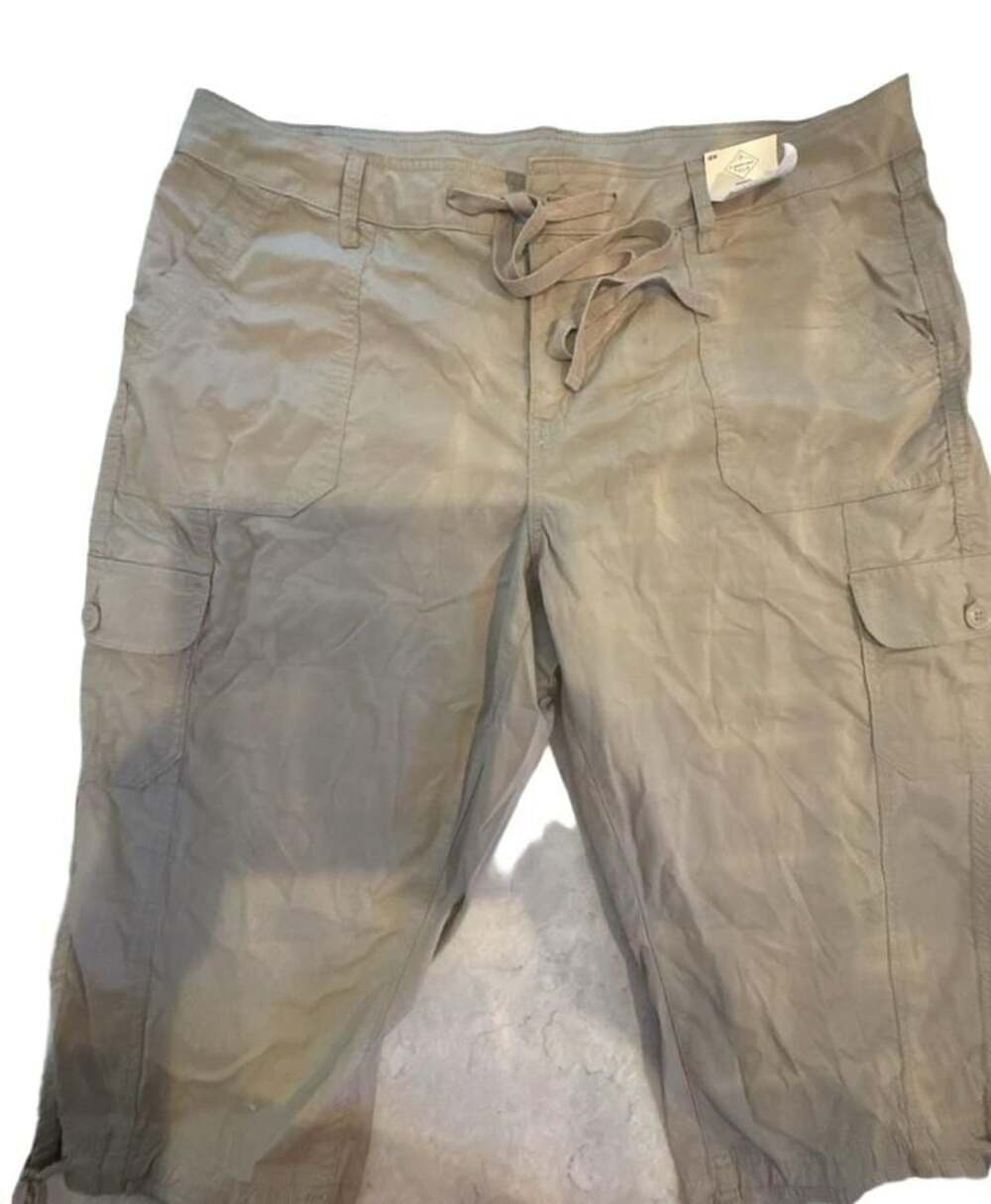 St John's Bay Women's Mid Rise Easy Fit Cargo Capri Pants Beige Size 18W